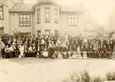 Festlighet i Jouvins trädgård 1908. Fr.h. Storg. 36,34. t.v. Jouvins hotell. Systr.Wernlund i mitten.