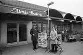Olle Eriksson och Werner Fasnacht utanför livsmedelsaffären Almåsboden i Lindome, år 1984.

För mer information om bilden se under tilläggsinformation.