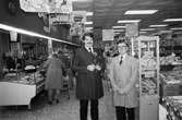 Olle Eriksson och Werner Fasnacht i livsmedelsaffären Almåsboden i Lindome, år 1984.

För mer information om bilden se under tilläggsinformation.