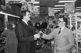 Olle Eriksson och Werner Fasnacht i livsmedelsaffären Almåsboden i Lindome, år 1984. 