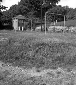 Falköpings stad, Rantens gård, hällkista på gårdsplanen 
framför statarstugan.