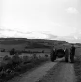 Carl Fogelqvist vid en traktor.
