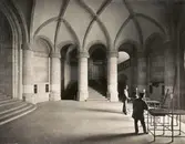 Nordiska museet. Interiör från vestibulen/entrén med vakter.