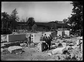 Nordiska museet under byggnad. Granitblocken för grunden är på plats. 