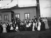 Familjen Ranch med släkt och vänner samlade utanför Wilhelmsberg 1904, Wilhelm Ranchs villa vid Strandlyckorna. På skorstenen sitter en skylt med texten 