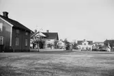 Bostadshus vid Bruksgatan i Huskvarna, sett från parkering vid Husqvarna AB. Centralbageriet finns i huset längst bort i mitten av bilden.