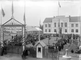 Skolbarn framför samrealskolan vid Östra härads lantbruks- och industriutställning 1907.