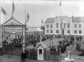 Skolbarn framför samrealskolan vid Östra härads lantbruks- och industriutställning 1907.