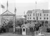 Skolbarn framför samrealskolan vid Östra härads lantbruks- och industriutställning 1907.