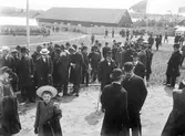 Folksamling vid Östra härads lantbruks- och industriutställning 1907.