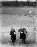 Ett par med musikinstrument (fiol och flöjt).