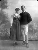 En man och en kvinna i folkdräkt.
Elsa Enqvist och Karl Hedström