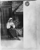 En kvinna i folkdräkt.