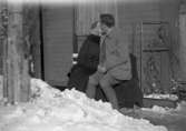 Ett par. Bostadshus i bakgrunden.Karl Hedström