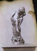 Skulptur (staty) föreställande en liten pojke (se även 2008:28:31).
Fotografiet rör Wilhelmina Lagerholms konstnärliga verksamhet.