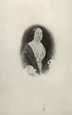 En kvinna.
 Fru Juliana Adlers (Juliana Christina Adlers), Yxhult. Juliana Christina Wikander (född 1827-03-19, död 1861-04-01), gift med Gustaf  Adlers (1824-1901). Mor till Emil Adlers.
Hon var född 1827-03-19 i Nedre Östa i Knista, Örebro län, döpt 25 mars 1827 i Knista, död 1861-04-01 i Norra Yxhult, Kumla, Örebro län. (Mor och dotter dog vid förlossningen.)
Hennes föräldrar var comministern/magistern, prosten Per Wikander och Christina Margareta Svenberg.
Se även bild OLM-2008-28-302.