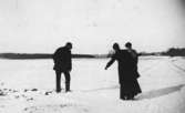 Vintermotiv, tre personer.
Bilden tagen vid Säbylunds herrgård.