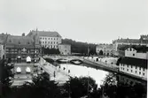 Svartån i centrala Örebro. Till vänster syns Sparbanksborgen där Nerikes Allehanda senare hade sitt kontor. Byggnaden uppfördes efter ritningar av Ullrich & Hallquisth 1891.