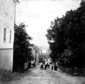 Storgatan med gamla kyrkogården vars stenmur borttogs på 1880-talet liksom de fyrkantiga murade grindstolparna med plåthuvar.