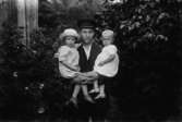 Familjeidyll, en man med två småbarn.
John Sundkvist (gift med Elna Danielsson) med döttrarna.