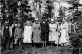 Skogsplantering eller sådd i Ormestaskogen.
Från vänster i främsta raden Möller och pojken Karl Lindgren.
Bilden tagen troligen 1921.