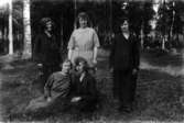 Gruppbild, fem flickor.Sittande: Jenny Eriksson, Anna Karlsson.Stående: Agda Karlsson, Ellen Eriksson och Gertrud Andersson.Bilden tagen i början på 1920-talet.