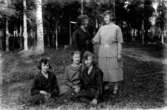Gruppbild, fem flickor.Sittande: Gertrud Karlsson, Jenny Eriksson och Anna Karlsson.Stående: Agda Karlsson och Ellen Eriksson.Bilden tagen i början på 1920-talet.