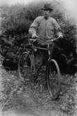 En man med cykel.
Erik Theon Olsson.