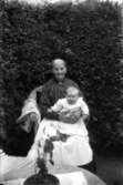 En äldre kvinna med en liten flicka.
Britta Persson från Tovetorp med sin farmor Augusta Kristina Olsson.