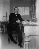 Kontorsinteriör, en man.
Banvakt Gustav Pettersson, med tjänstgöring vid Stortorps station.