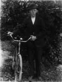 En pojke med cykel.
Gustav Karlsson, måg hos Karlsson 