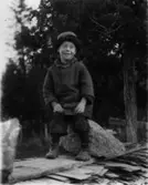 En pojke.
Erik Theon Olssons son, Sven Erik Olsson.