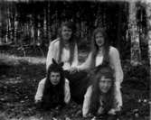 Grupp fyra flickor.
Från vänster: Elna Danielsson, Hilda Petterssons dotter, Astrid Ohlin och Ester i Bostället.