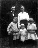 Familjegrupp fem personer.
Sigfrid Gustavsson med familj.
