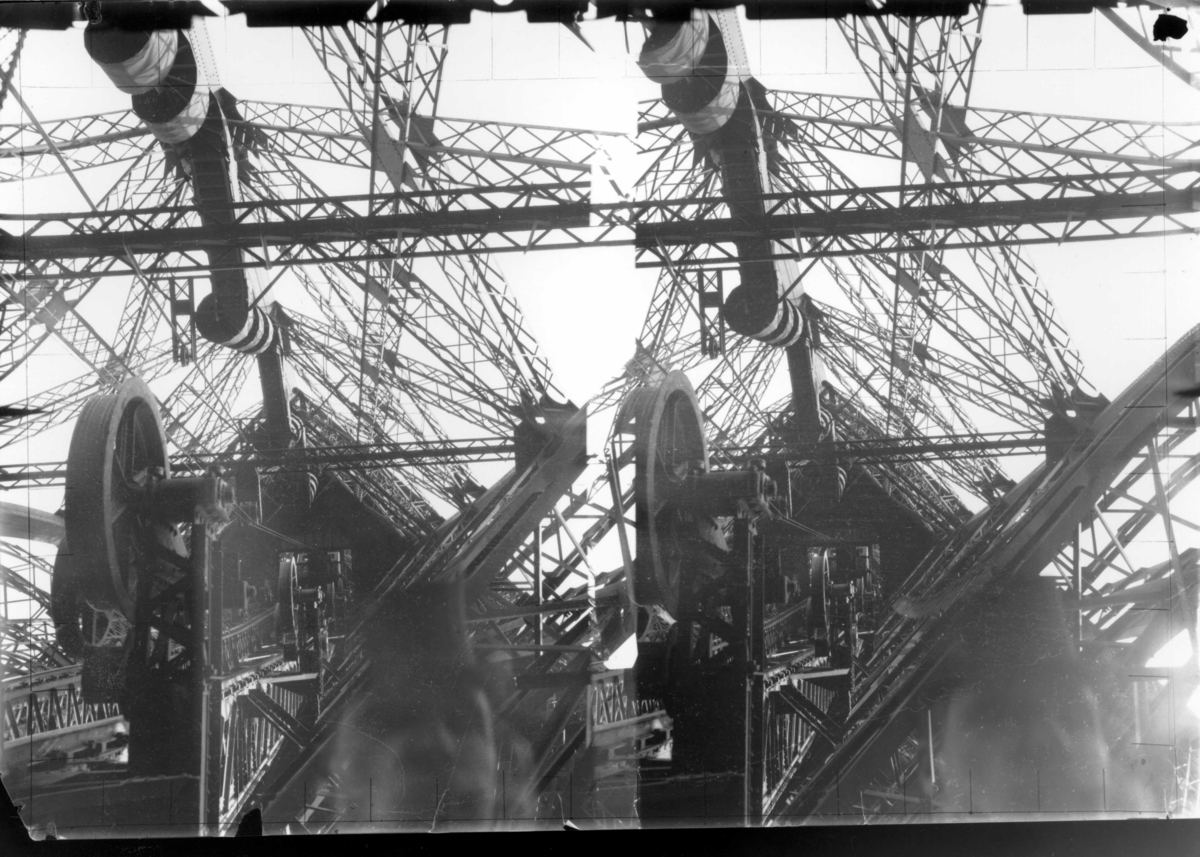 Nils Strindberg, Likely from the Eiffel Tower. Image taken upwards. The photographer himself, N Strindberg, at the bottom of the picture? Stereo image. View from nitrate negative