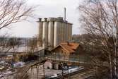 Soabs stora silo i bakgrunden och den gamla järnvägsstationen i förgrunden. Årtal okänt. 
