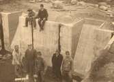 Gjuten grund, personer vid byggarbetsplats, (vattentornet 1912?)