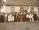 Gruppbild, dubbelbröllop i Östra Klagstorp 1908, brudarna har svarta klänningar och brudslöja, många herrar har hög hatt.
	Emil Nilsson och Hilda Larsson Sjöbo, Anders Larsson och Göta Malmö