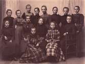 Skolklass? Gruppfoto flickor 1901, Stående 1. Rosvall, 2. Billing Hilda, 3. Bengtsson Gerda, 4. Svensson Gerda, 5. Lund Hilda, 6. Holmgren Klara, 7. Selander Louise, 8. 9. 10. Sittande 1. 2. Fru Ljungner, 3. Emmy Jönsson, 4. Dagmar Lund (Källarmästaredotter Tre Lejon), Främst 1. Hulda Hedin musikaffär, 2. Ebba Lundgren, 15483.