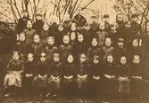 Fröken Ingrid Larssons skolklass 1890, foto Rudolf Pettersson Höganäs, översta raden från vänster Augusta Åkesson-Ringström.