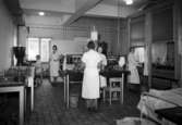 Arlövs Sockerfabrik. Kvinnliga arbetare i ett laboratorium liknande rum.