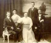 Familjen Malmsten, fr. v. Folke, Magnhild, Amanda, Erik och buntmakare Malmsten.