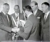 Avgångsuppvaktning för transportförman Nils Hägg efter 45 år. Från vänster: Nils Hägg, Harry Skalin, Rune Ljunggren, Bror Antonsson och Anberg.