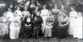 Stenstorps kvinnliga rösträttsförening. Personer fr.v. stående: Inez Larsson, Ester (Svensson) Dahlborg, Siri Rydström, Lilly Rydström, , Evy Möller, Ester (Larsson) Hedmark) och Anna Persson. Sittande fr.v. Maja Ekblad, Eugenia (Persson) Dimberg, fröken Thörnstrand, Julia Rydström, Hilda Ahlenius, Emma Wijk och fröken Thyberg.