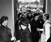 På församlingsgårdens trappa i Slöta. Fruar Inga Eriksson och Maja Borg tar emot gäster på en syföreningsdag för Vartofta kontrakt.