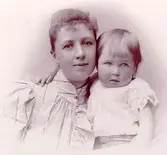 Mia och Elsa Nilsson.