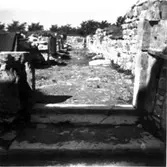 Ingången från kyrkan till klostret från söder.