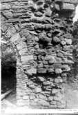 Östligaste pelaren i mittskeppets nordmur från söder.