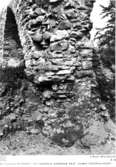 Östligaste pelaren i mittskeppets nordmur från öster. Under utgrävning.