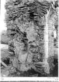 Östligaste pelaren i norra sidoskeppets sydmur med vigvattenskar. Från nordnordväst